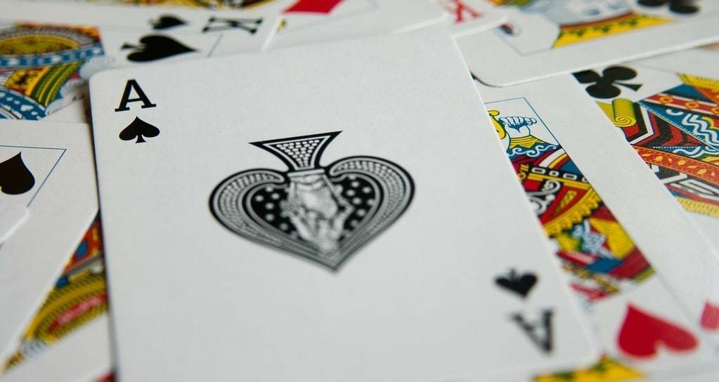 Comment apprendre à jouer à la Belote facilement ?