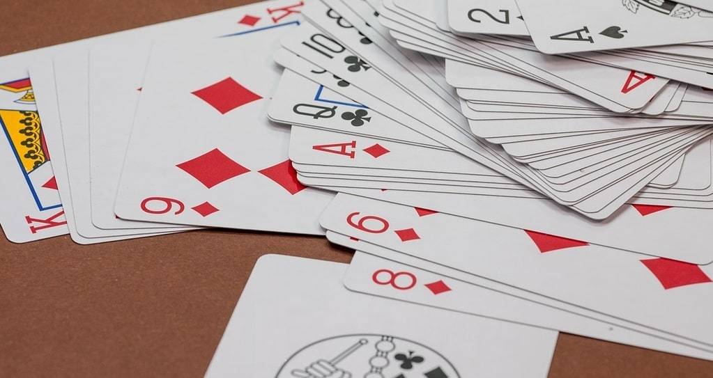 Comment apprendre à jouer à la Belote facilement ?